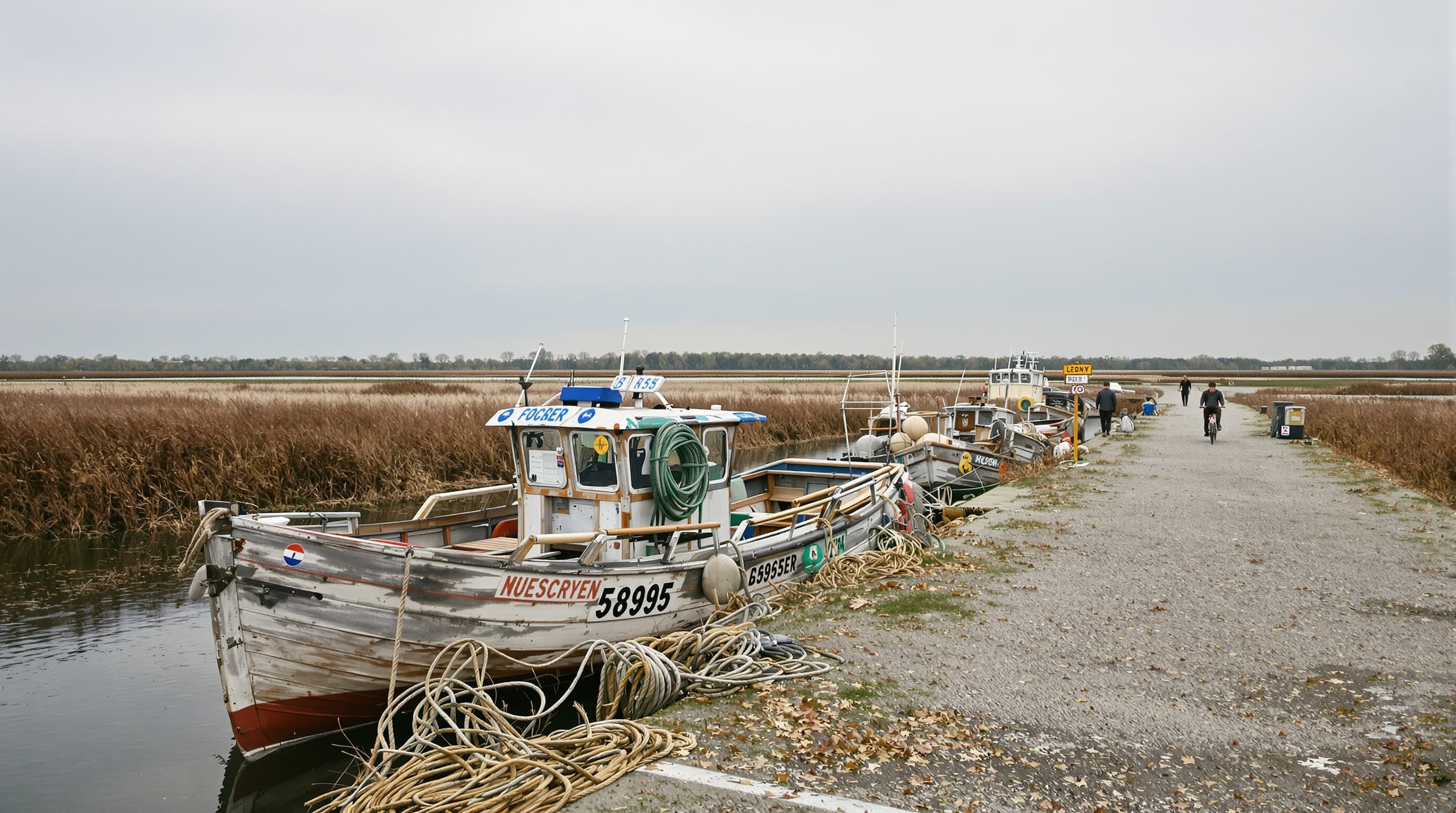 Een exclusieve verkenning van de Huizer visserijtraditie — waar u met de bakfiets langs authentieke botters en rokerijen kunt flaneren terwijl de kleine heren en dames leren over het democratisch geprijsde verleden van ons geliefde Gooimeer