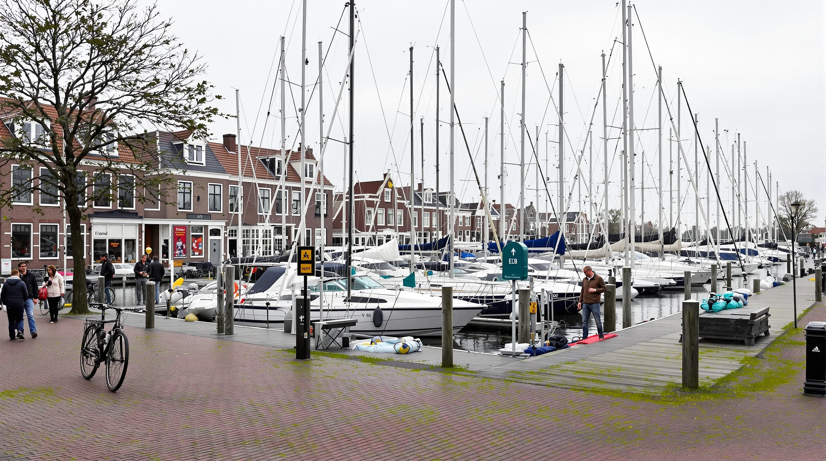 Huizen's jachthaven en de twaalf meter regel — waar creativiteit en status elkaar ontmoeten